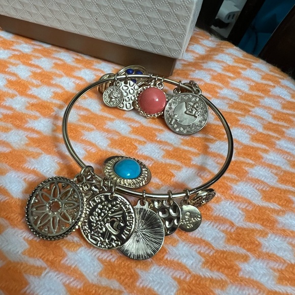 5 pcs. RJ GRAZIANO lucky Charm Gold Tone bracelet set. 🆕 - Picture 3 of 4